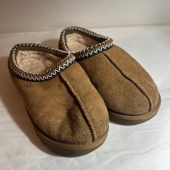 Used women’s sz 7 Ugg slippers - Picture 1 of 5